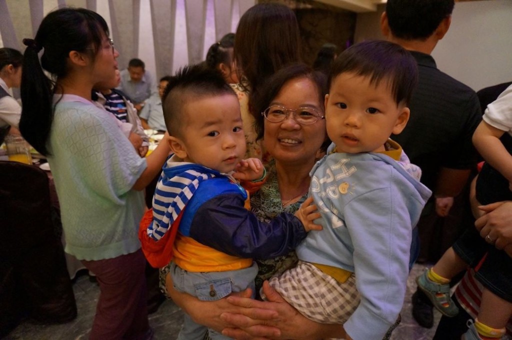 雙手抱雙孫無手可攬裙