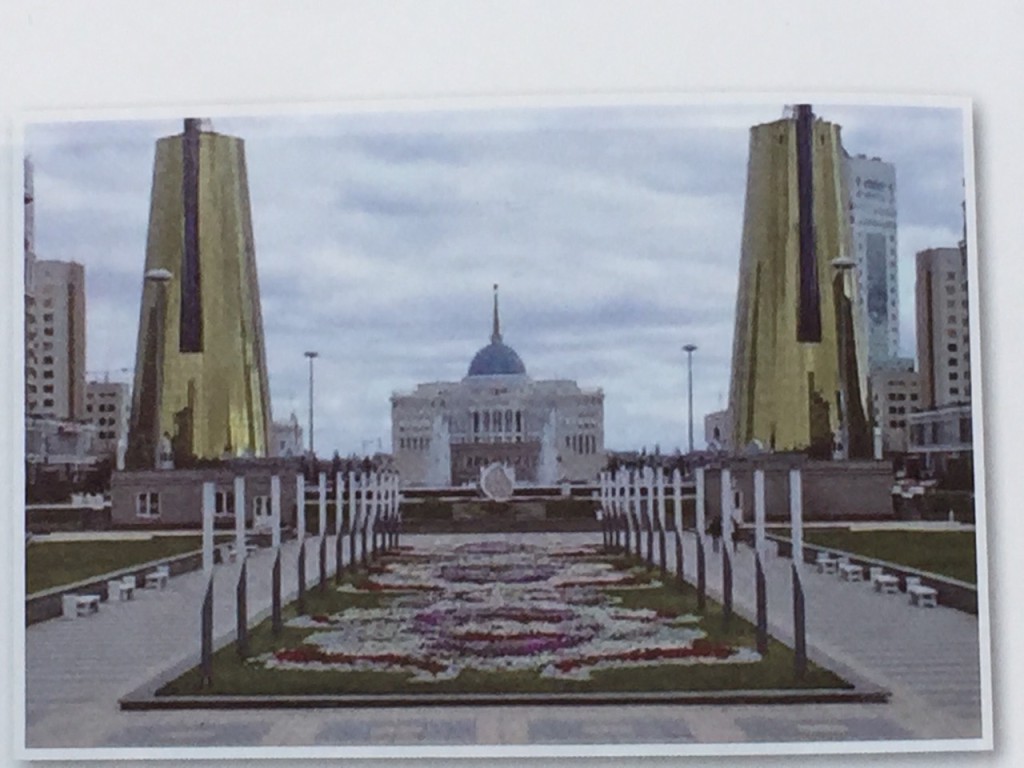 哈薩克共和國 Astana市國會廣場(中間為總統府)