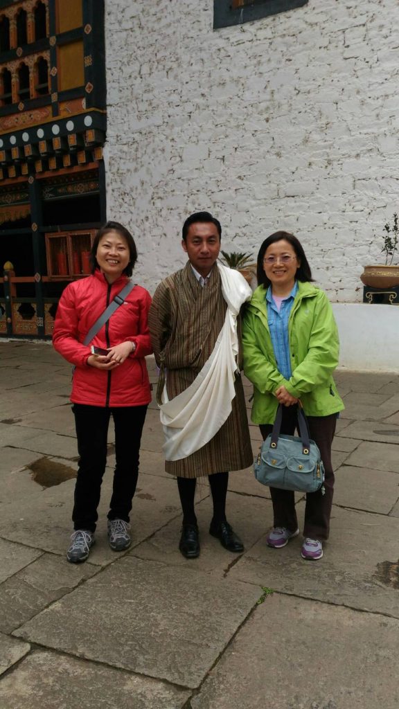 導遊 Tineba 進廟披上圍巾